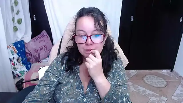 Sonialorens  online show from December 18, 2:28 pm