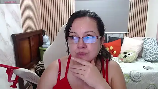 Snapshot of Sonialorens_ chatting on June 1, 10:33 pm Sonialorens online show from June 1, 10:33 pm