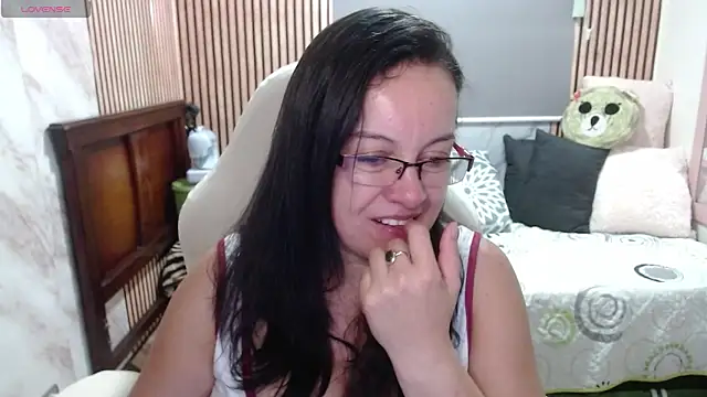 Snapshot of Sonialorens_ chatting on June 6, 9:19 pm Sonialorens online show from June 6, 9:19 pm