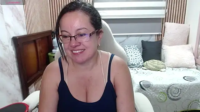 Snapshot of Sonialorens_ chatting on June 7, 11:08 pm Sonialorens online show from June 7, 11:08 pm