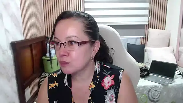 Snapshot of Sonialorens_ chatting on June 9, 8:20 pm Sonialorens online show from June 9, 8:20 pm