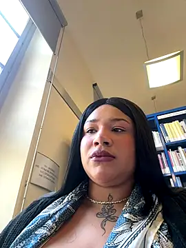 Snapshot of IamSashaLuv chatting on October 1, 8:09 am IamSashaLuv online show from October 1, 8:09 am