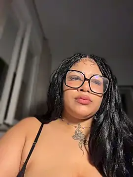 Snapshot of IamSashaLuv chatting on May 9, 12:05 am IamSashaLuv online show from May 9, 12:05 am