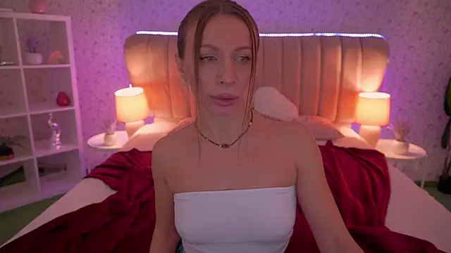 Snapshot of MirandaHobbs chatting on December 3, 8:12 am MirandaHobbs online show from December 3, 8:12 am