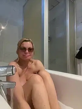 Snapshot of Lisavontease chatting on February 8, 3:15 pm Lisavontease online show from February 8, 3:15 pm