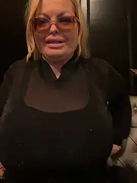 Snapshot of Lisavontease chatting on March 21, 10:02 pm Lisavontease online show from March 21, 10:02 pm