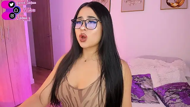 Snapshot of Queen_liana chatting on January 7, 8:24 am Queen liana online show from January 7, 8:24 am