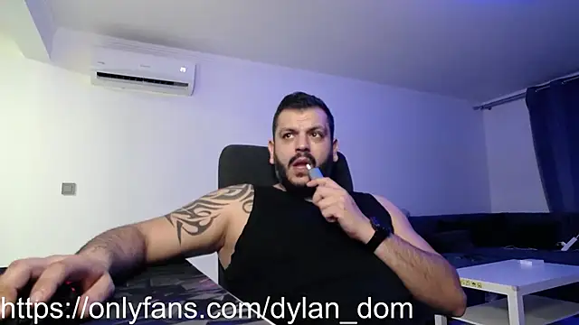 dyllan dom  online show from March 11, 11:00 pm