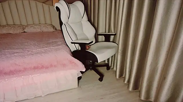 Snapshot of Girl__Funny chatting on December 28, 8:04 pm Girl  Funny online show from December 28, 8:04 pm