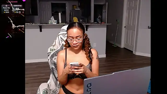 Snapshot of RylHoneyy chatting on June 14, 2:46 am RylHoneyy online show from June 14, 2:46 am