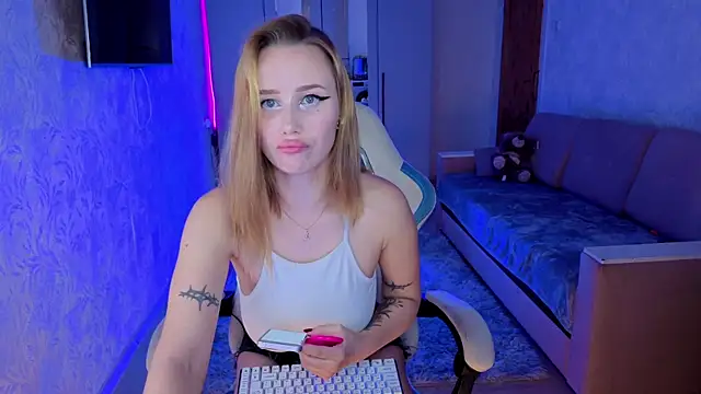 Snapshot of litlle_pie chatting on October 31, 8:32 pm litlle pie online show from October 31, 8:32 pm