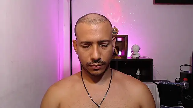 Snapshot of thommerxxx chatting on June 10, 6:18 pm thommerxxx online show from June 10, 6:18 pm