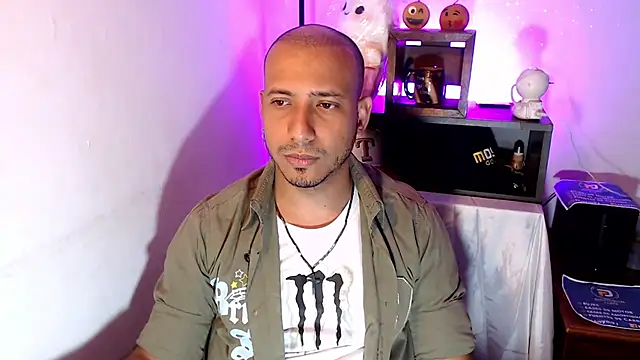 Snapshot of thommerxxx chatting on June 17, 10:10 pm thommerxxx online show from June 17, 10:10 pm