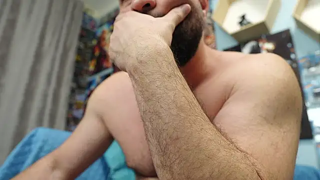 Snapshot of Muscle_Bear chatting on November 18, 7:02 am Muscle Bear online show from November 18, 7:02 am