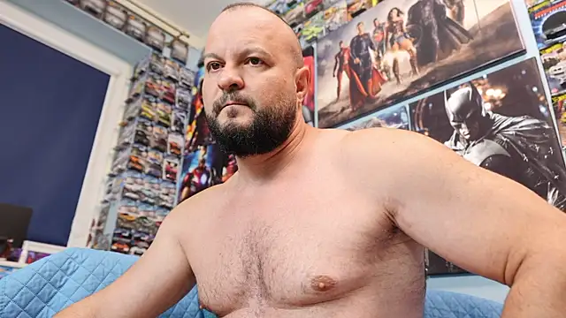 Snapshot of Muscle_Bear chatting on June 15, 6:04 am Muscle Bear online show from June 15, 6:04 am