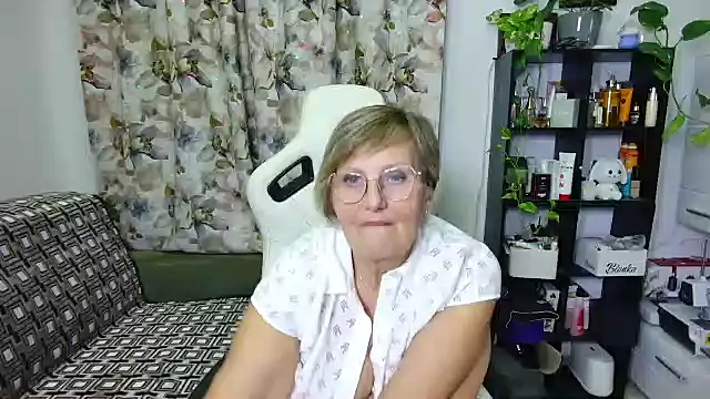 Snapshot of Selenna57 chatting on December 28, 2:43 am Selenna57 online show from December 28, 2:43 am