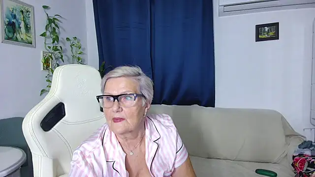 Snapshot of Selenna57 chatting on November 27, 6:43 pm Selenna57 online show from November 27, 6:43 pm