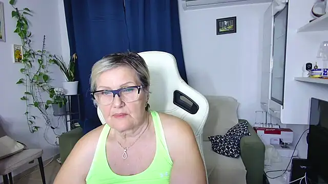 Snapshot of Selenna57 chatting on April 6, 5:14 pm Selenna57 online show from April 6, 5:14 pm