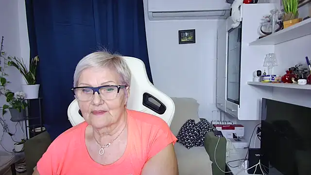Snapshot of Selenna57 chatting on April 7, 5:35 pm Selenna57 online show from April 7, 5:35 pm