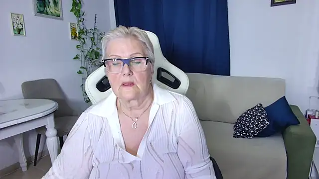Snapshot of Selenna57 chatting on April 9, 5:29 pm Selenna57 online show from April 9, 5:29 pm