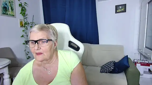 Snapshot of Selenna57 chatting on April 11, 5:28 pm Selenna57 online show from April 11, 5:28 pm