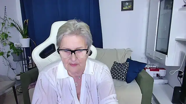 Snapshot of Selenna57 chatting on April 14, 4:57 pm Selenna57 online show from April 14, 4:57 pm