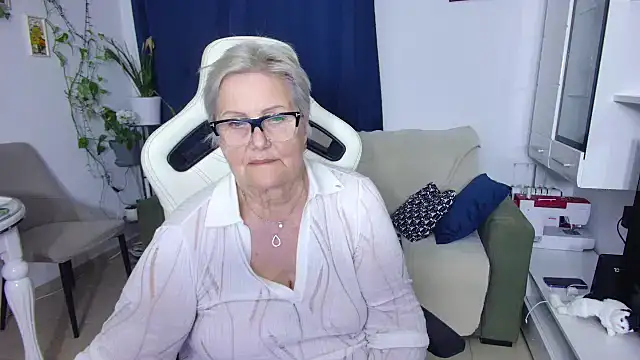 Snapshot of Selenna57 chatting on April 15, 7:58 pm Selenna57 online show from April 15, 7:58 pm