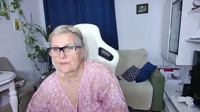 Snapshot of Selenna57 chatting on April 16, 5:03 pm Selenna57 online show from April 16, 5:03 pm