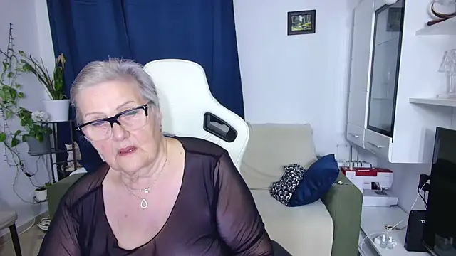 Snapshot of Selenna57 chatting on April 18, 5:17 pm Selenna57 online show from April 18, 5:17 pm