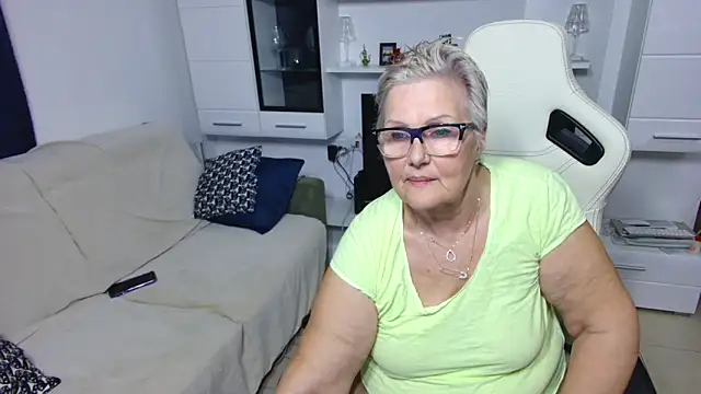 Snapshot of Selenna57 chatting on April 19, 5:01 pm Selenna57 online show from April 19, 5:01 pm