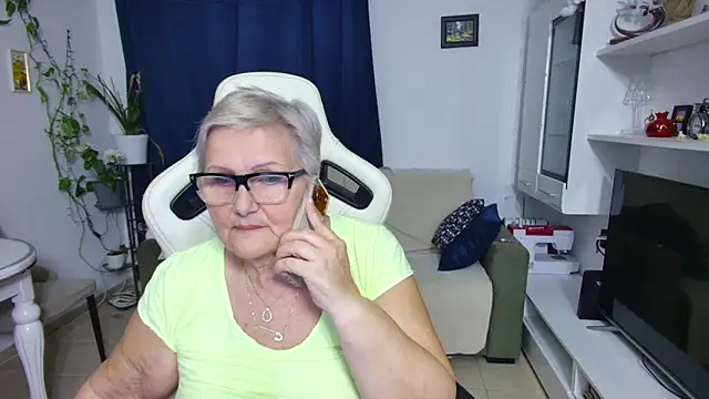 Snapshot of Selenna57 chatting on April 19, 6:10 pm Selenna57 online show from April 19, 6:10 pm