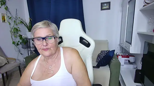 Snapshot of Selenna57 chatting on April 20, 5:48 pm Selenna57 online show from April 20, 5:48 pm