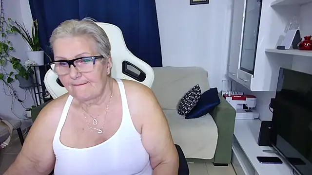 Snapshot of Selenna57 chatting on April 22, 5:25 pm Selenna57 online show from April 22, 5:25 pm