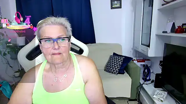 Snapshot of Selenna57 chatting on May 1, 5:28 pm Selenna57 online show from May 1, 5:28 pm