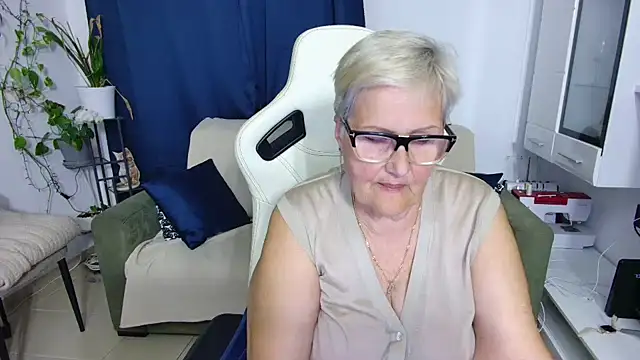 Snapshot of Selenna57 chatting on May 8, 4:56 pm Selenna57 online show from May 8, 4:56 pm