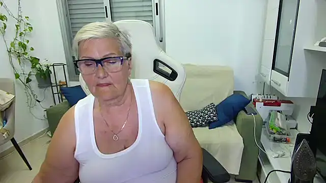 Snapshot of Selenna57 chatting on May 14, 5:42 pm Selenna57 online show from May 14, 5:42 pm