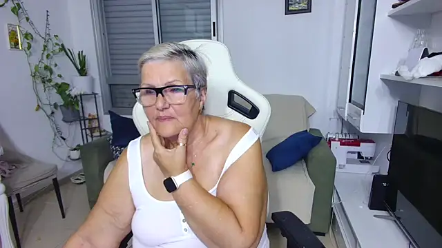 Snapshot of Selenna57 chatting on June 5, 5:29 pm Selenna57 online show from June 5, 5:29 pm