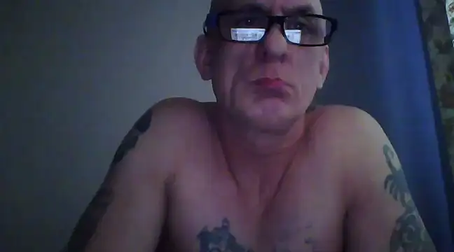 Snapshot of michu81 chatting on December 15, 11:23 am michu81 online show from December 15, 11:23 am