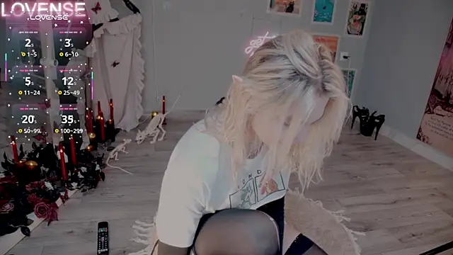 Snapshot of Careful_i_bite chatting on November 3, 6:03 am Careful i bite online show from November 3, 6:03 am