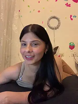 Estefani 32 online show from April 12, 6:35 pm