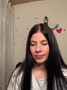 Snapshot of Estefani_32 chatting on May 3, 12:38 am Estefani 32 online show from May 3, 12:38 am