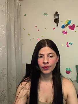 Snapshot of Estefani_32 chatting on May 4, 8:05 pm Estefani 32 online show from May 4, 8:05 pm