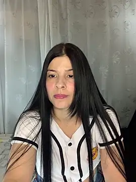 Snapshot of Estefani_32 chatting on May 9, 6:02 pm Estefani 32 online show from May 9, 6:02 pm