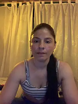 Snapshot of Estefani_32 chatting on May 13, 1:47 am Estefani 32 online show from May 13, 1:47 am