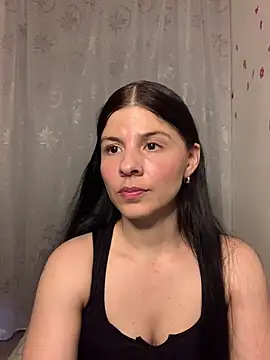Snapshot of Estefani_32 chatting on May 20, 9:43 pm Estefani 32 online show from May 20, 9:43 pm