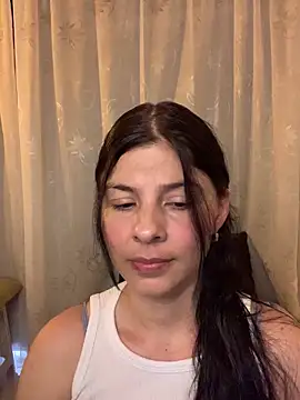Snapshot of Estefani_32 chatting on May 21, 8:49 pm Estefani 32 online show from May 21, 8:49 pm