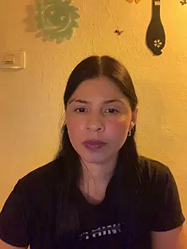 Snapshot of Estefani_32 chatting on June 4, 5:19 pm Estefani 32 online show from June 4, 5:19 pm