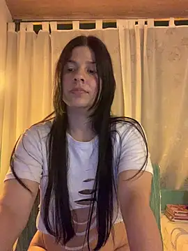 Snapshot of Estefani_32 chatting on June 6, 1:32 am Estefani 32 online show from June 6, 1:32 am