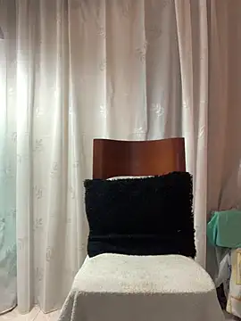 Snapshot of Estefani_32 chatting on June 6, 4:01 pm Estefani 32 online show from June 6, 4:01 pm
