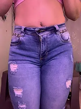 Snapshot of Estefani_32 chatting on June 10, 5:01 pm Estefani 32 online show from June 10, 5:01 pm
